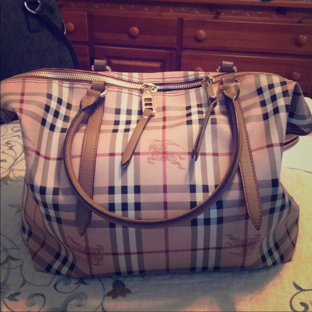 Burberry purse 💯 authentic